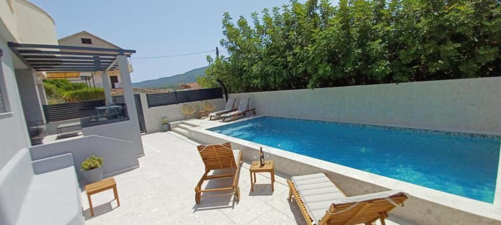 Apartments Belic With Pool Jelsa  Extérieur photo