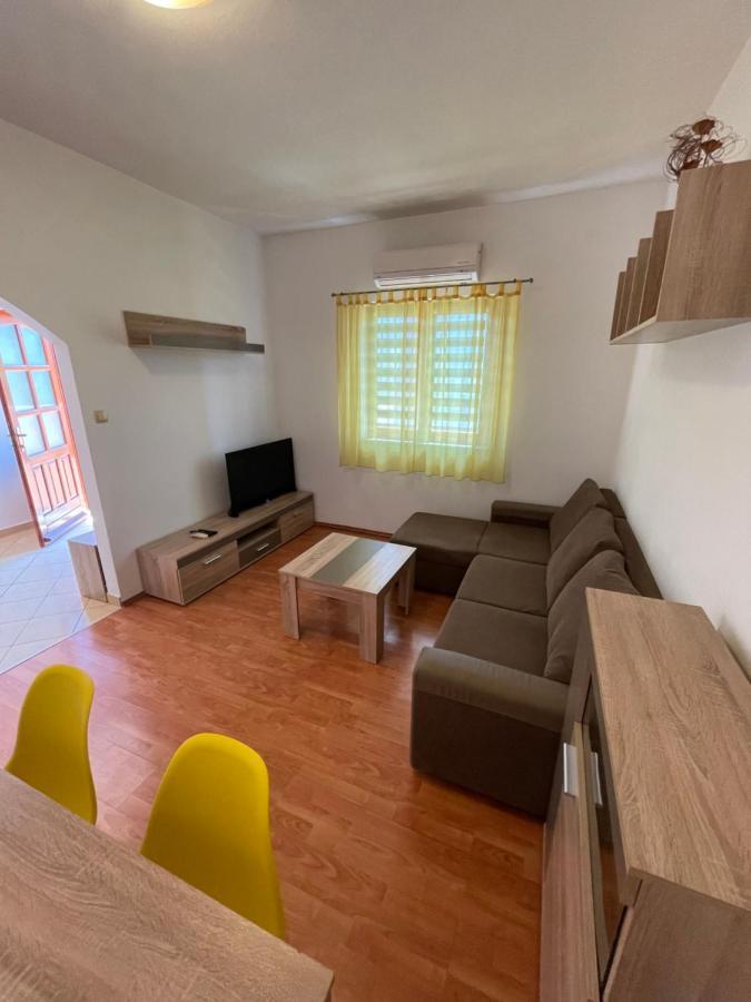 Apartments Belic With Pool Jelsa  Extérieur photo