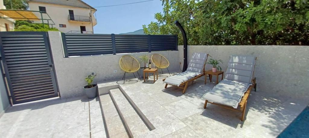 Apartments Belic With Pool Jelsa  Extérieur photo