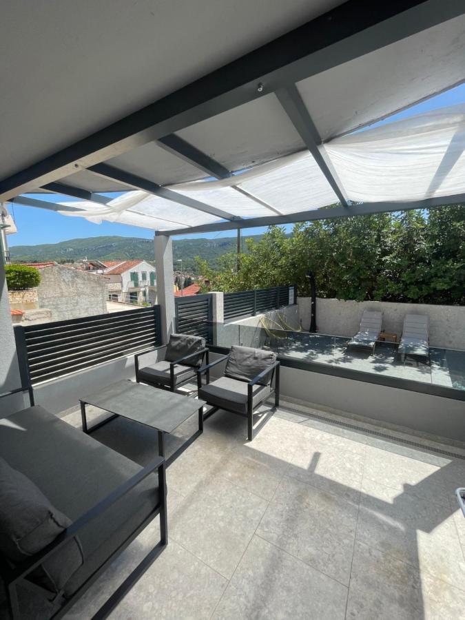 Apartments Belic With Pool Jelsa  Extérieur photo
