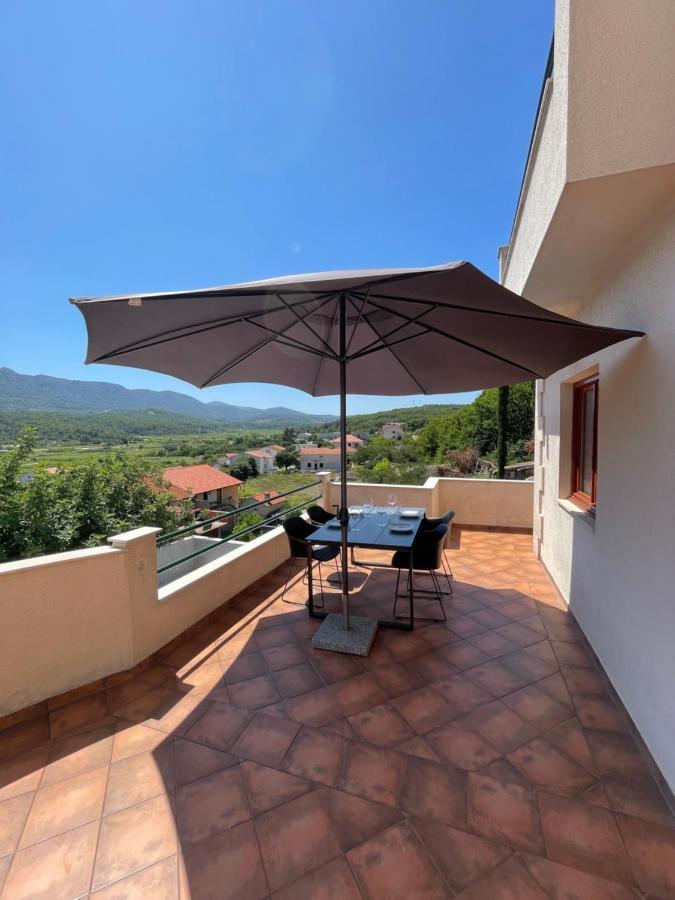 Apartments Belic With Pool Jelsa  Extérieur photo