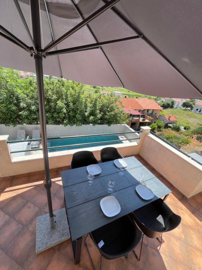 Apartments Belic With Pool Jelsa  Extérieur photo