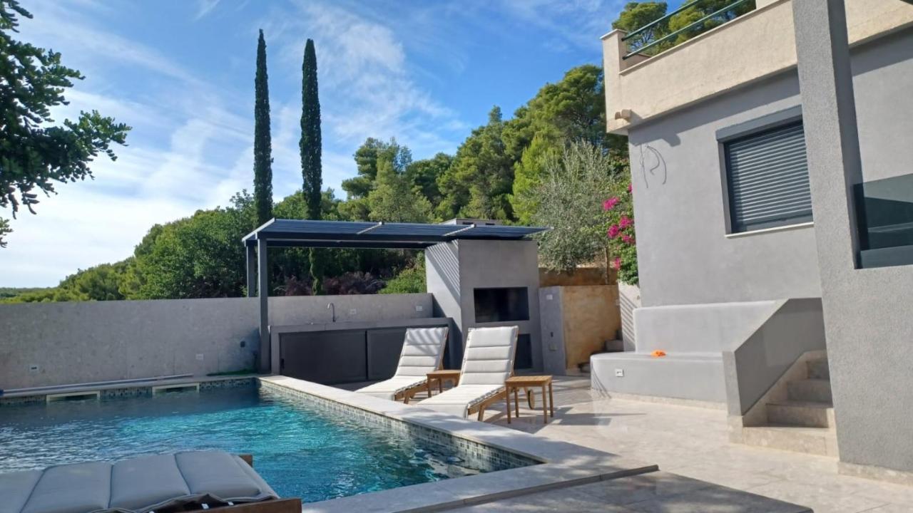 Apartments Belic With Pool Jelsa  Extérieur photo