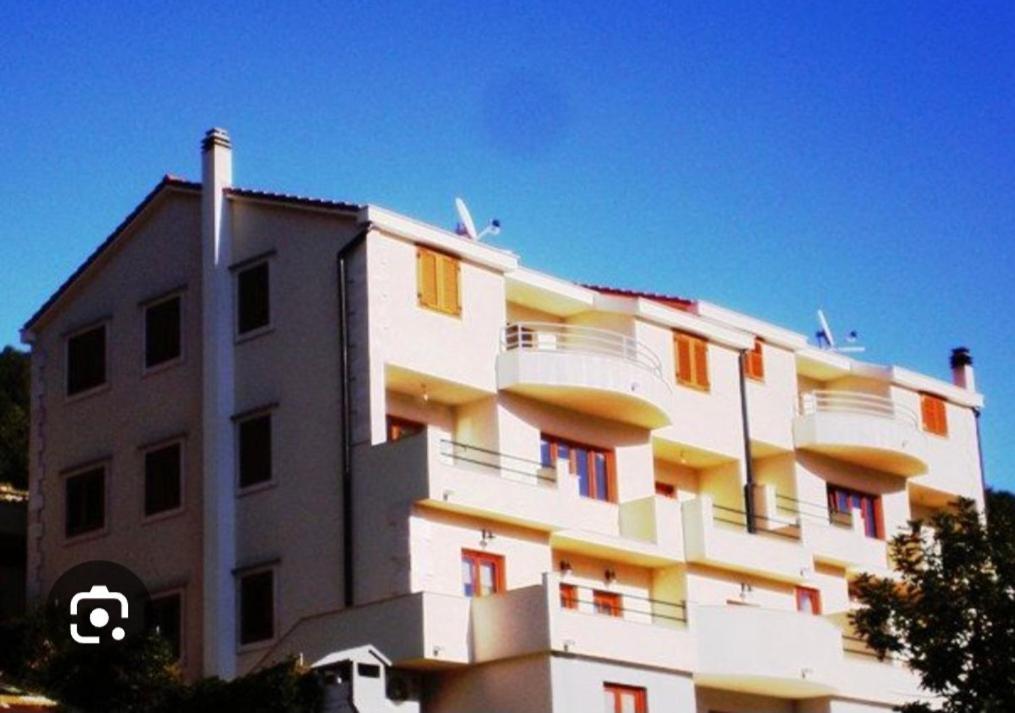 Apartments Belic With Pool Jelsa  Extérieur photo