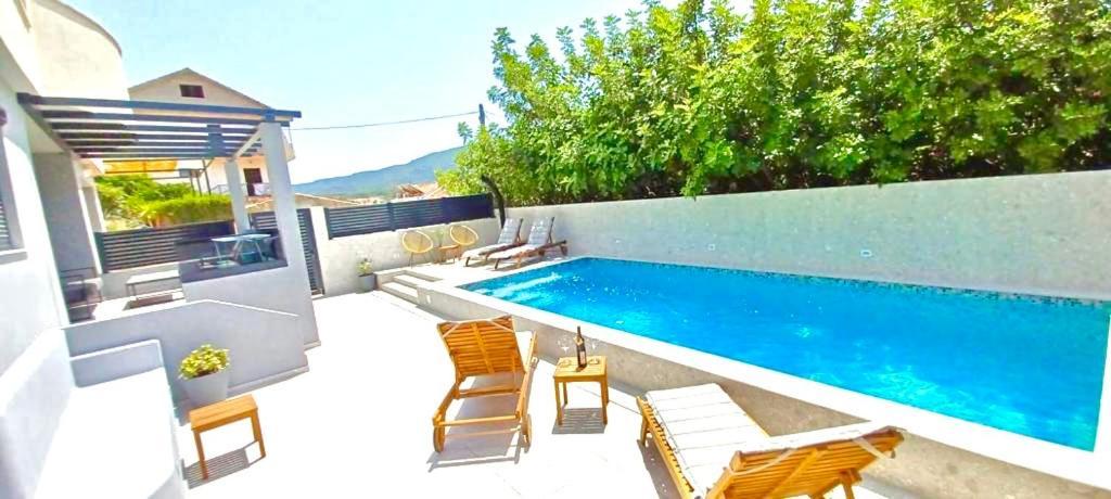 Apartments Belic With Pool Jelsa  Extérieur photo