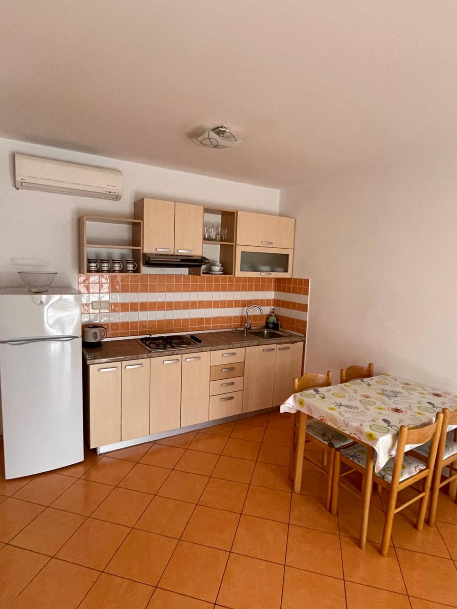 Apartments Belic With Pool Jelsa  Extérieur photo