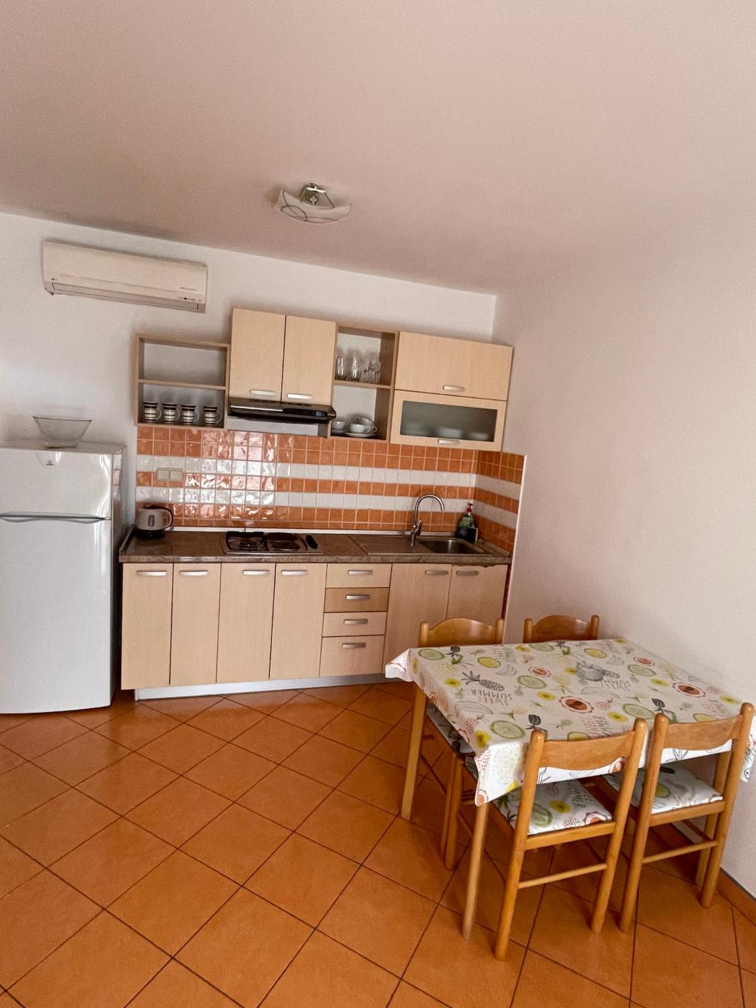 Apartments Belic With Pool Jelsa  Extérieur photo