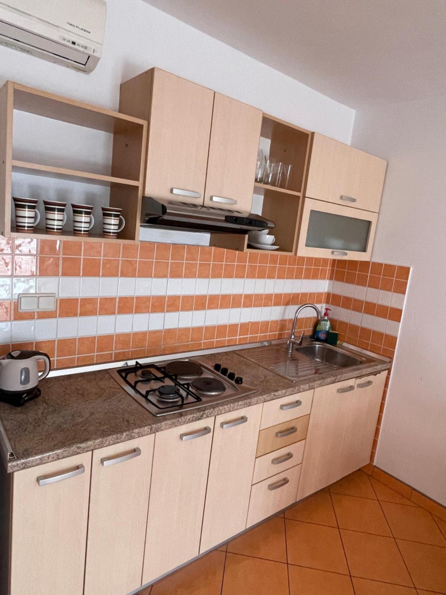 Apartments Belic With Pool Jelsa  Extérieur photo