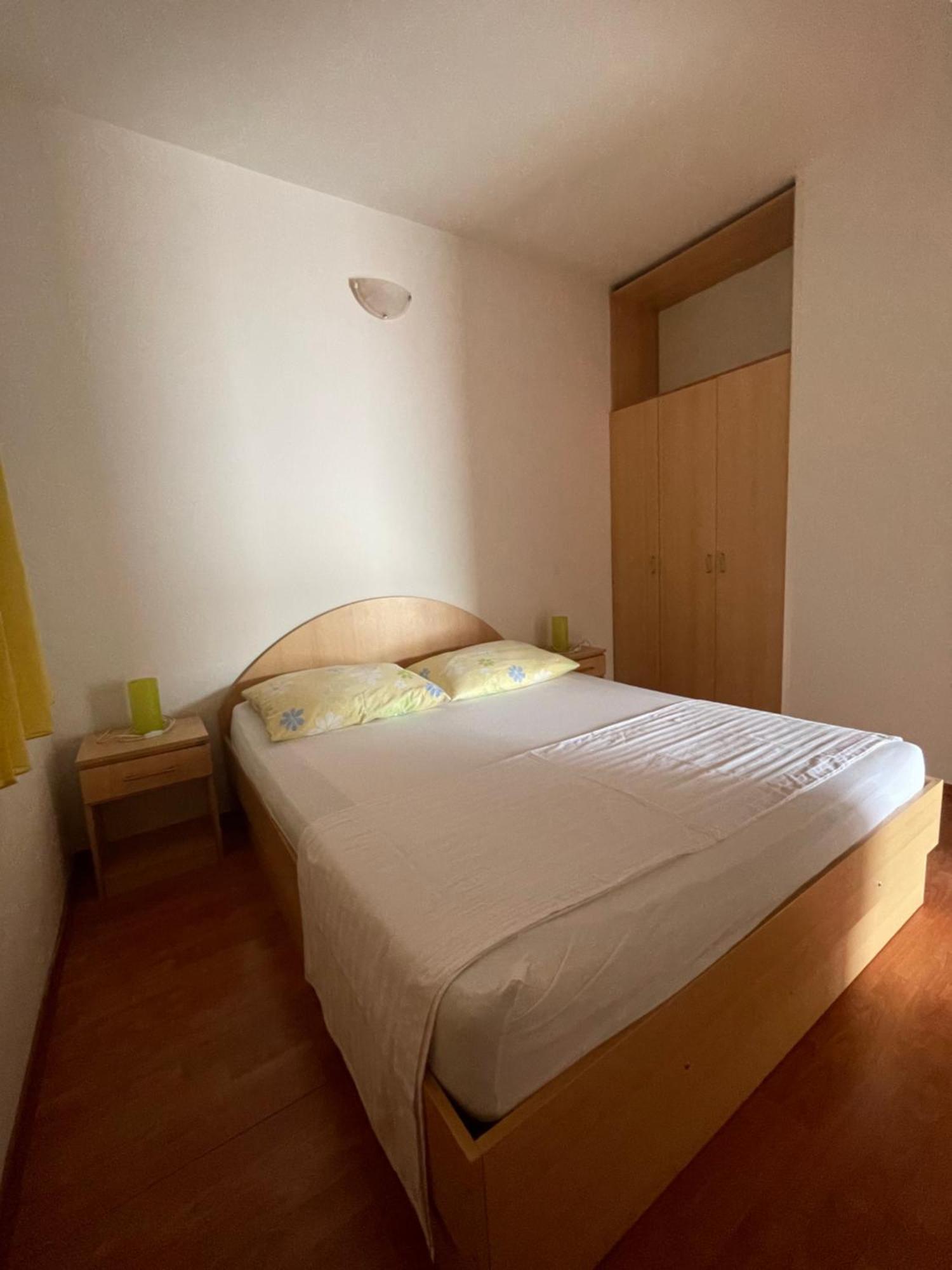 Apartments Belic With Pool Jelsa  Extérieur photo