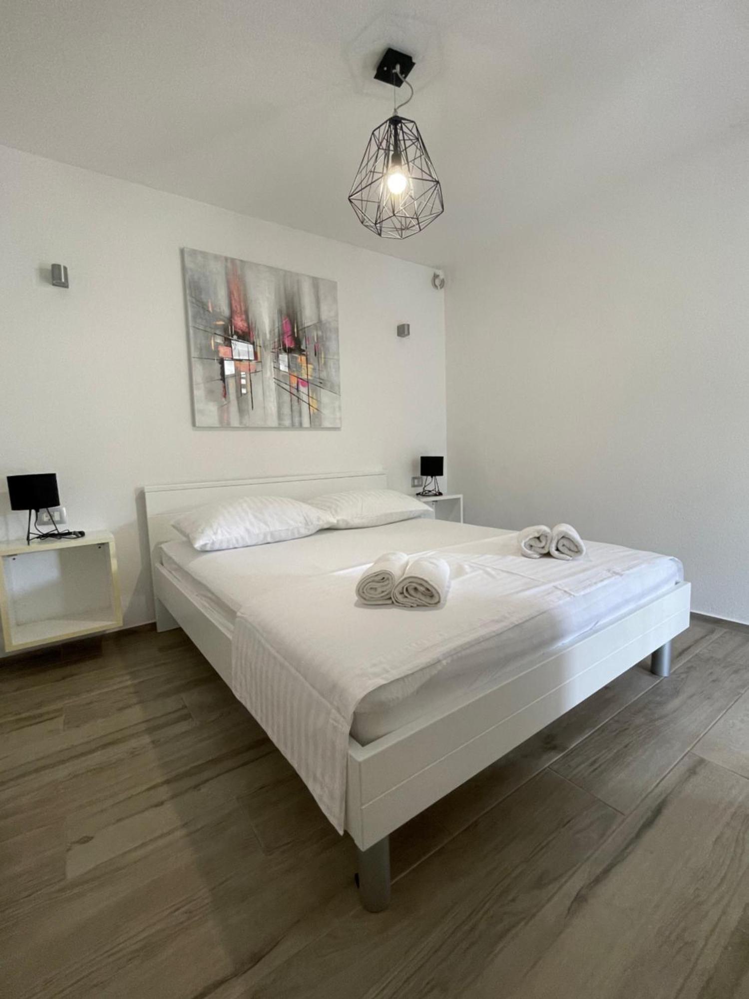 Apartments Belic With Pool Jelsa  Extérieur photo